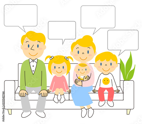 ソファーに座っている5人家族 イラスト