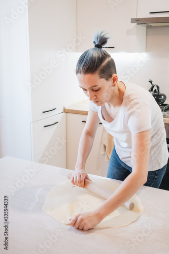 Procesul pas cu pas al femeii care face găluște de casă, ravioli sau pelmeni cu umplutură tocată