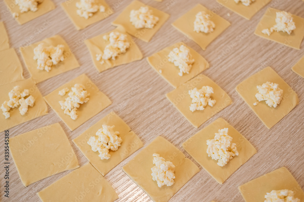 Procesul pas cu pas al femeii care face găluște de casă, ravioli sau pelmeni cu umplutură tocată