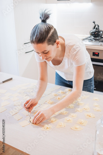 Procesul pas cu pas al femeii care face găluște de casă, ravioli sau pelmeni cu umplutură tocată