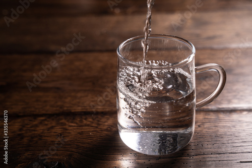 Zdjęcie szklanki wody na drewnianym stole