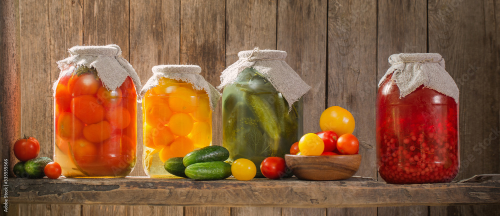 Φωτογραφία canned vegetables in jars on wooden shelf
