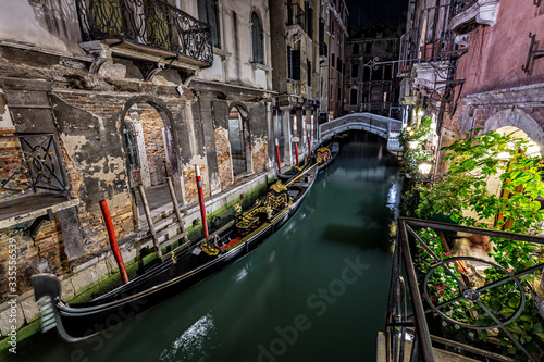 Venezia, canale con gondola