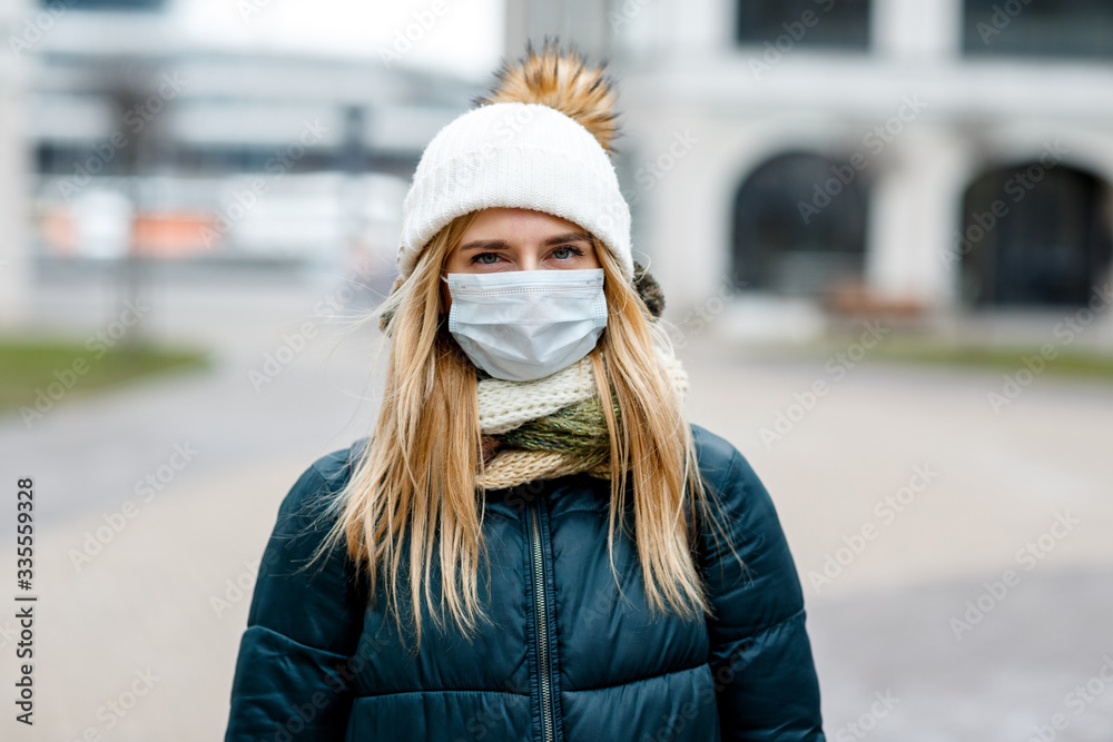 Plakat The woman wears a protective mask from allergies, viruses, air pollution. Concept climate change.