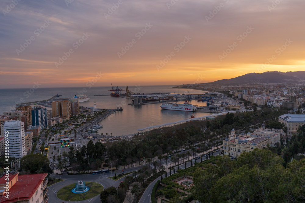 Un maravillo atardecer desde uno de los miradores con más encanto en la ciudad de la costa del sol (Málaga)