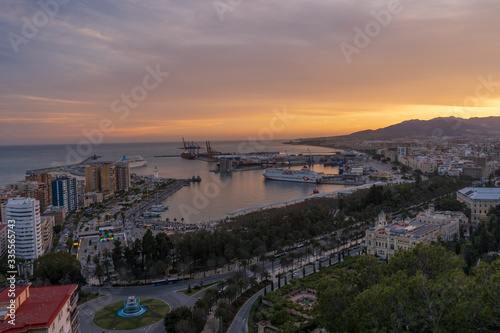 Un maravillo atardecer desde uno de los miradores con más encanto en la ciudad de la costa del sol (Málaga)