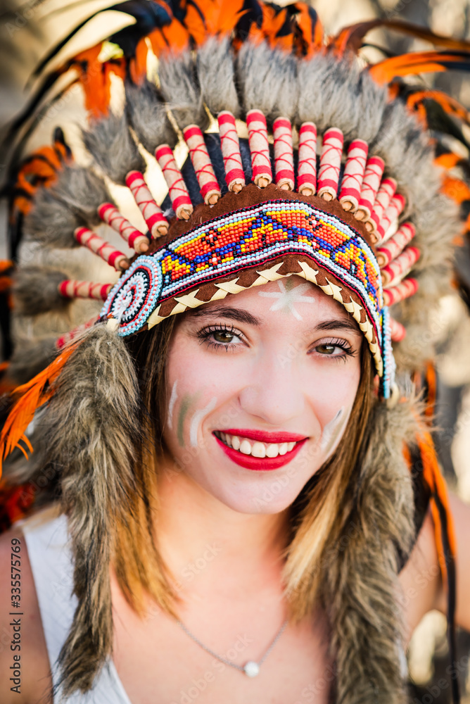 belle jeune femme avec une coiffe de chef indien d'Amérique Stock Photo |  Adobe Stock