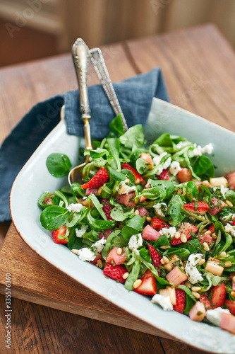 Canvastavla Healthy summer salad with strawberries