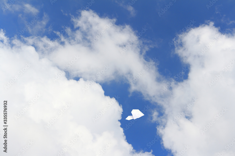 Fototapeta premium 大空を飛ぶ紙飛行機