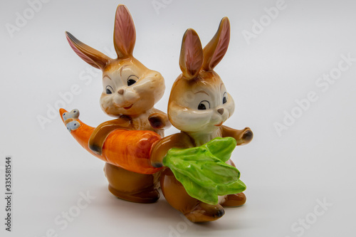 Zwei Hasen mit Karotte und weißem Hintergrund