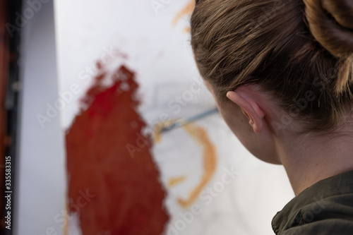 Girl paints a picture in oil