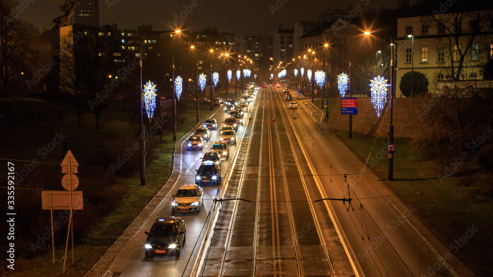 Straße in Warschau bei Nacht