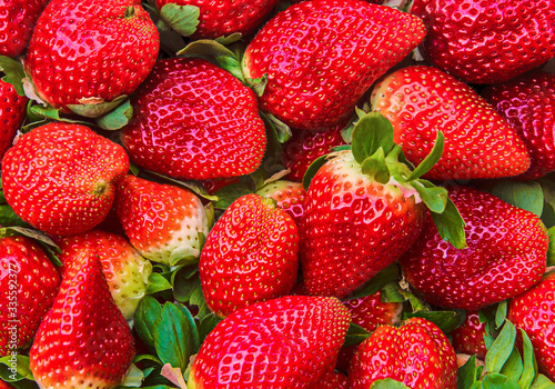 Cesta de fresas en el mercado a la venta