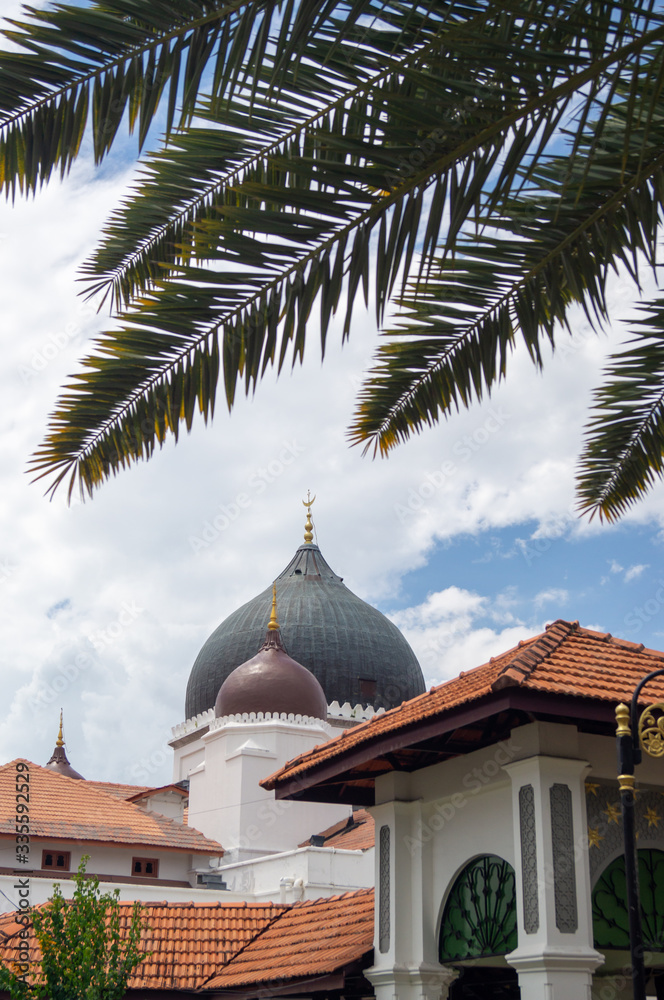 Fototapeta premium Kapitan Keling Mosque with palm tree