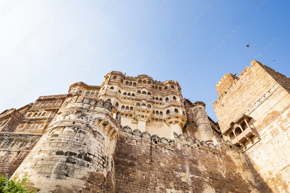 Fototapeta premium (Selective focus) Stunning view of the ancient Mehrangarh Fort during a beautiful sunny day. Jodhpur, Rajasthan, India. Mehrangarh (Mehran Fort) is one of the largest forts in India.