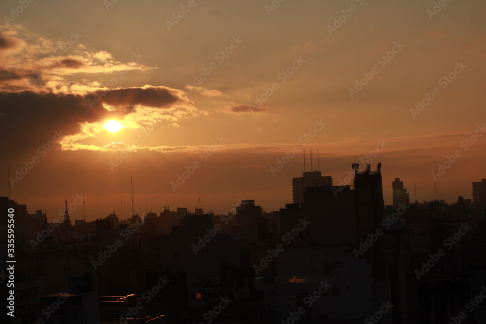 el sol nace nuevamente en la ciudad de Rosario,Argentina pintando el cielo de rojo. el sol nace nuevamente en la ciudad de Rosario,Argentina pintando el cielo de rojo.