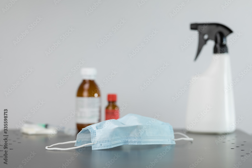 OP-Maske auf Ablage in Arztpraxis