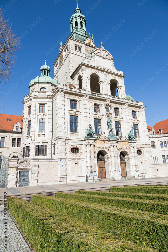 München, Deutschland: Eingang des Bayerischen Nationalmuseums mit europäischer Kunst und Sammlungen Schätzen der Wittelsbacher