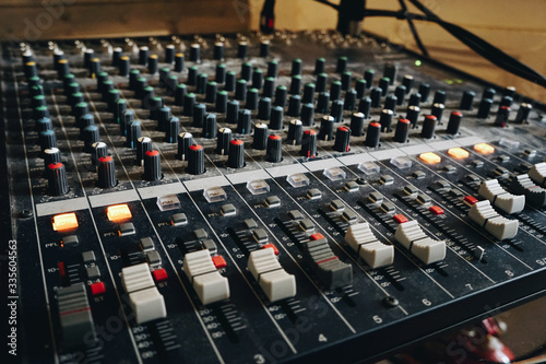 DJ mixer