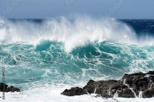 Espagne, Tenerife, Punta de Teno, les vagues de l'océan Atlantique
