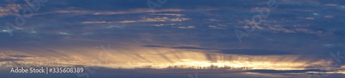 Fototapeta Naklejka Na Ścianę i Meble -  Ciel nuageux traversé par les rayons du soleil 