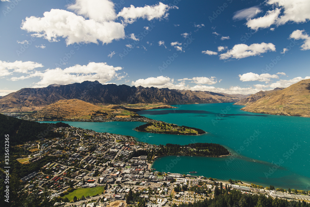 Obraz premium aerial view of Queenstown, New Zealand, sits on the shores of the South Island Lake Wakatipu, set against the dramatic Southern Alps. Renowned for adventure sports