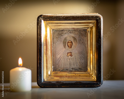 Obraz na płótnie A candle burning in front of an icon of holy mother and child w salonie