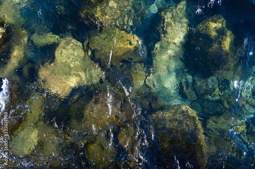 Just below the surface of the lake you can see stones and rocks of different sizes. The crystal water enhances the colors of the dolomite and the granite, with green, brown, gray and blue shades.