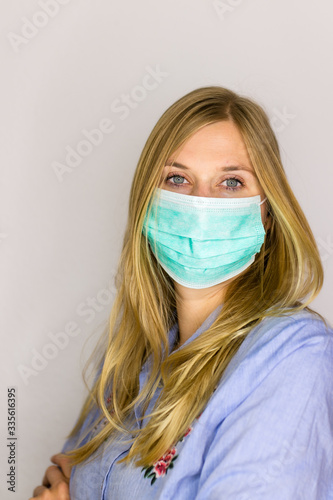 Frau mit Schutzmaske vor Corona Virus