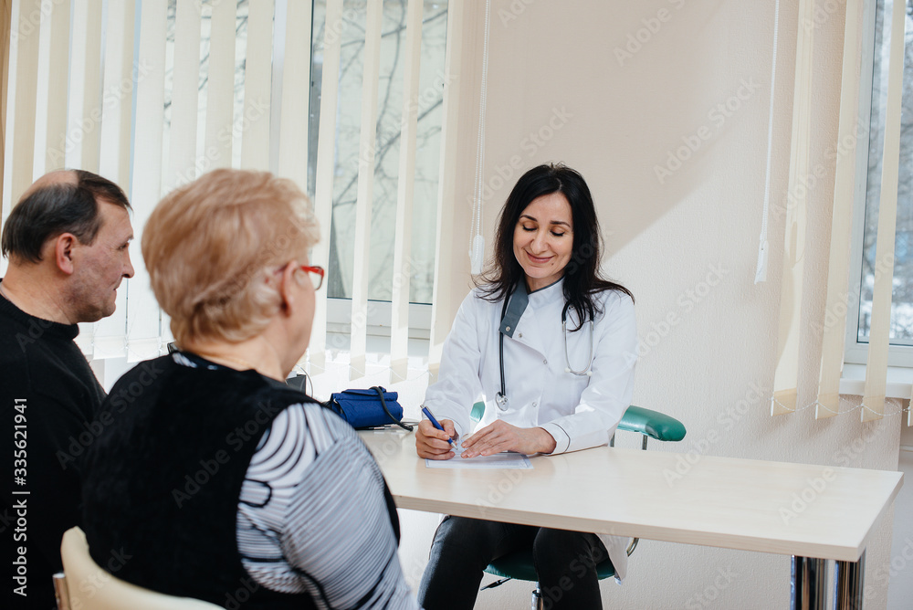Obraz premium A couple of elderly people at a personal doctor's appointment at a medical center. Medicine and healthcare