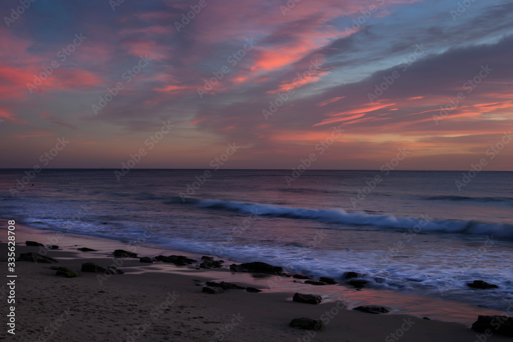 Fototapeta premium Sunrise or sunset at the beach with a colorful scky