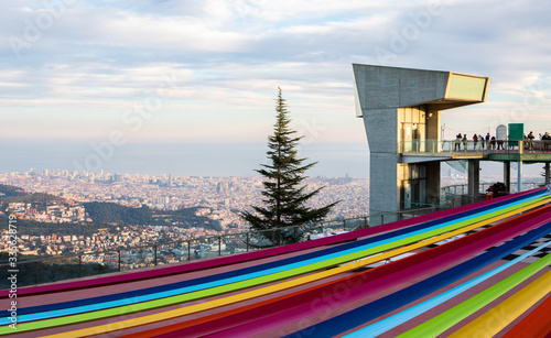 edificio colorido con vista de Barcelona 