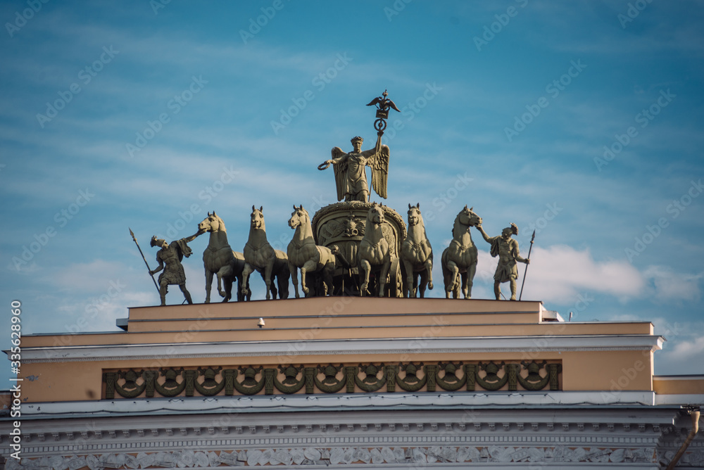 Obraz premium Arch of the main headquarters in Saint Petersburg, Russia during the coronavirus pandemic in April 2020. Empty street.