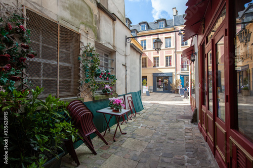 Fototapeta Naklejka Na Ścianę i Meble -  Cafe in cobblestone ally in old part of versailles, France