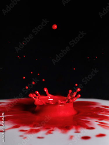 rote Milchtropfen Krone in weisser Flüssigkeit photo