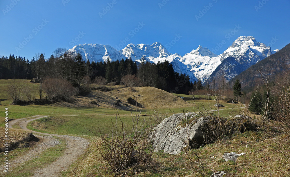 Fototapeta premium Salzburg, Loferer Steinberge im Frühling