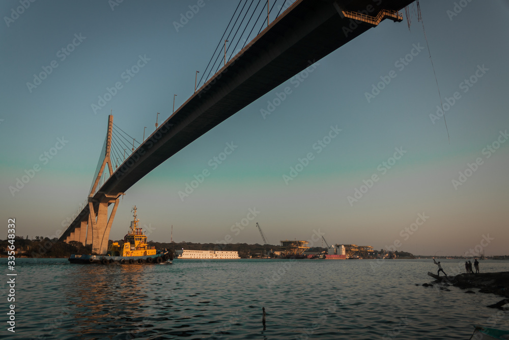 Fototapeta premium botes de pesca en el rio bajo un puente fishing boats on the river under a bridge
