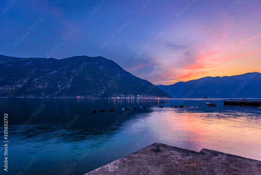 Obraz premium sea sunset on mountains background.