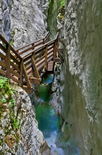 ein steg über einer kaskade türkis wie in der karibik in der innersbachklamm im saalachtal pinzgau salzburg