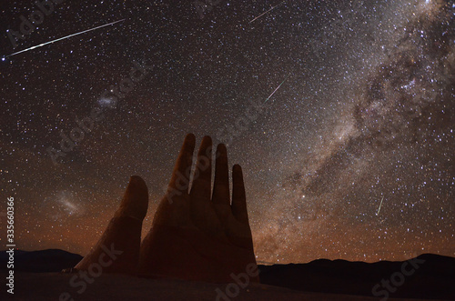 Mano del Deserto, meteory i gwiezdzista Droga Mleczna na pustyni Atakama