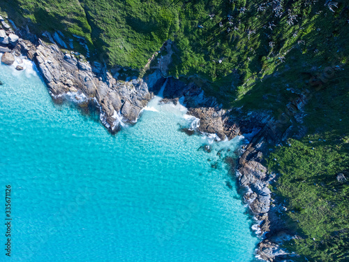 Vista de drone de praia paradisíaca em Arraial do Cabo, Rio de Janeiro, Brasil