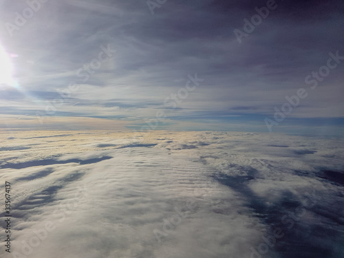 Luftaufnahme   ber den Wolken