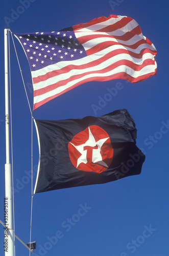 Valokuva American Flag and Texaco Flag