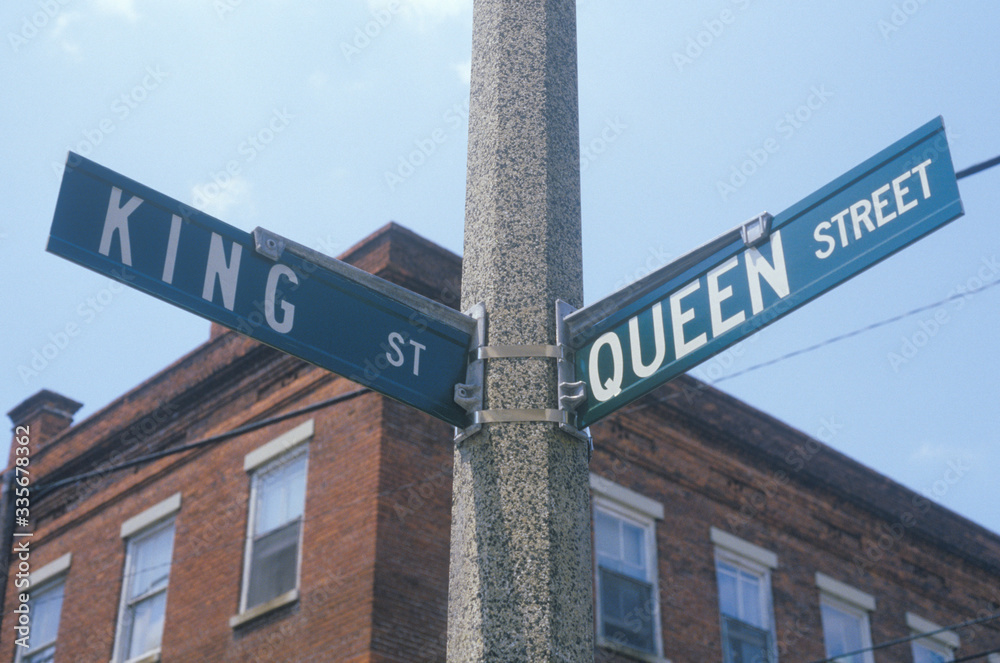 A sign that reads ÒKing St/Queen StÓ A sign that reads ÒKing St/Queen StÓ