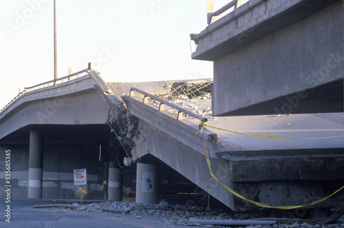 Quadro em tela Overpass that collapsed on Highway 10 in the Northridge/Reseda area at the epice