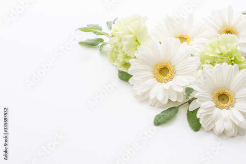 白い花 ガーベラの招待状