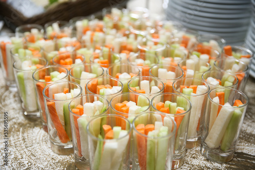 verduras cortadas en tiras servidas vaso como aperitivo  photo
