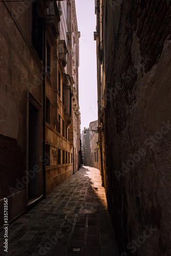 Fototapeta Naklejka Na Ścianę i Meble -  Narrow street in Venice Italy