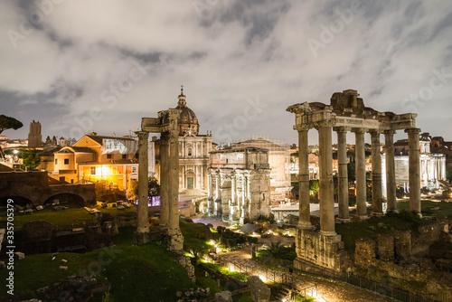 Panoramica nocturna del Foro Romano, Roma Italia © esdelval