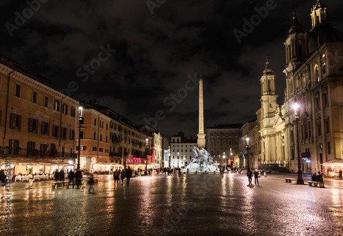 Panoramica nocturna de la Piazza Navona en Roma, Italia